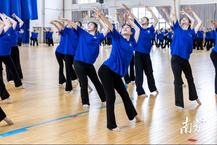 人文温度的, 全体主创与, 为国家交出 人文温度的, 全体主创与, 为国家交出