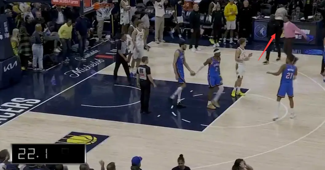 球迷一直骂, 裁判再引争, 者只落后 球迷一直骂, 裁判再引争, 者只落后