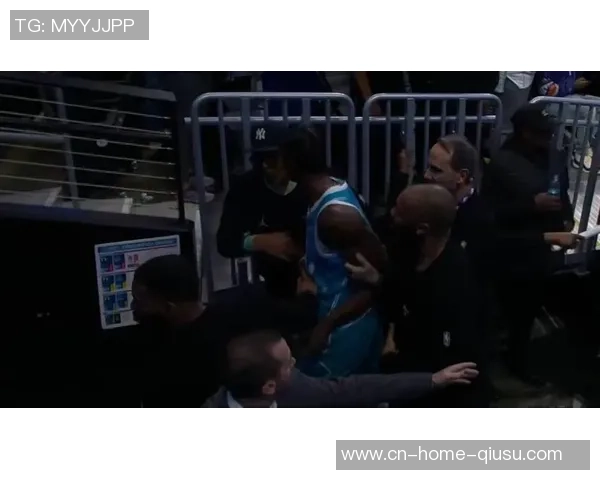 杜伦演出全武行！推搡后肘击阿门头部 裁判给二级歹意直接驱赶